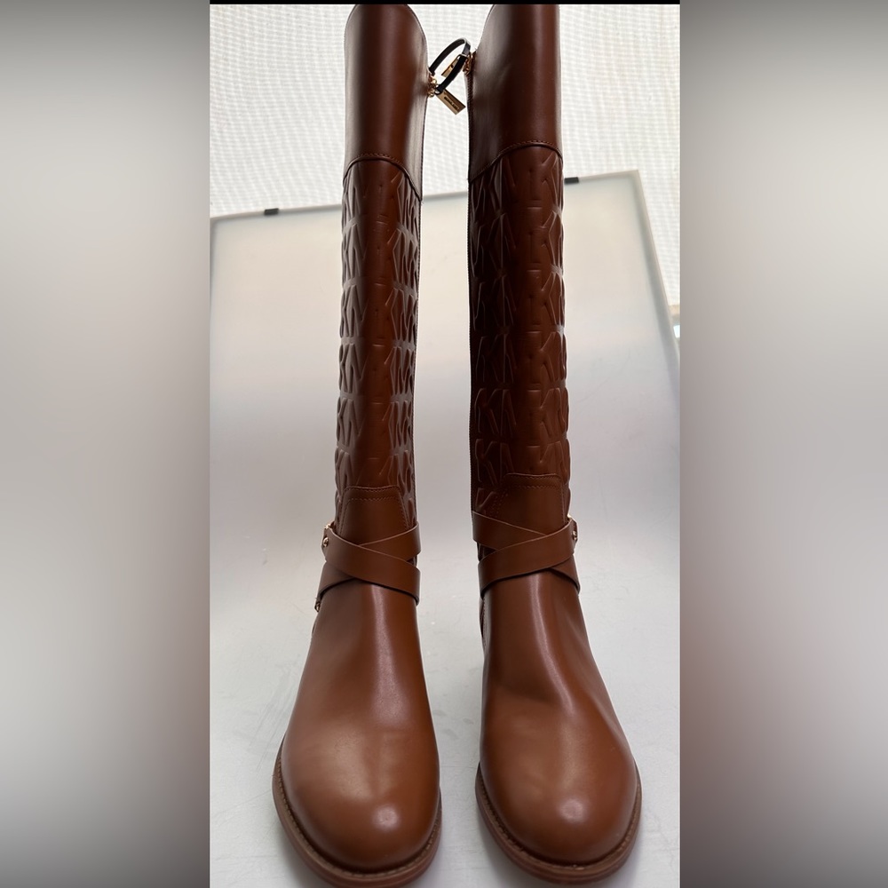 Make: Michael Kors Brand New without tags, size 7.5